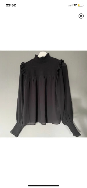 Blus från bikbok - En svart fin blus från bikbok. 
