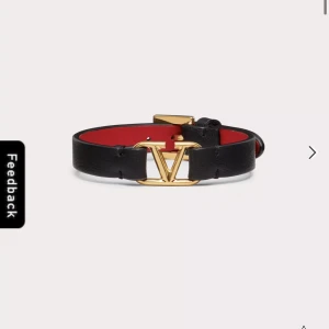 Valentino armband  - Säljer mitt VLOGO SIGNATURE CALFSKIN BRACELET Valentino armband som är näst intill nytt, inga defekter osv❤️kvitto finns som äkthetsbevis! Storlek: UNI! Skriv PM vid intresse eller frågor🌟nypriset 2 590kr