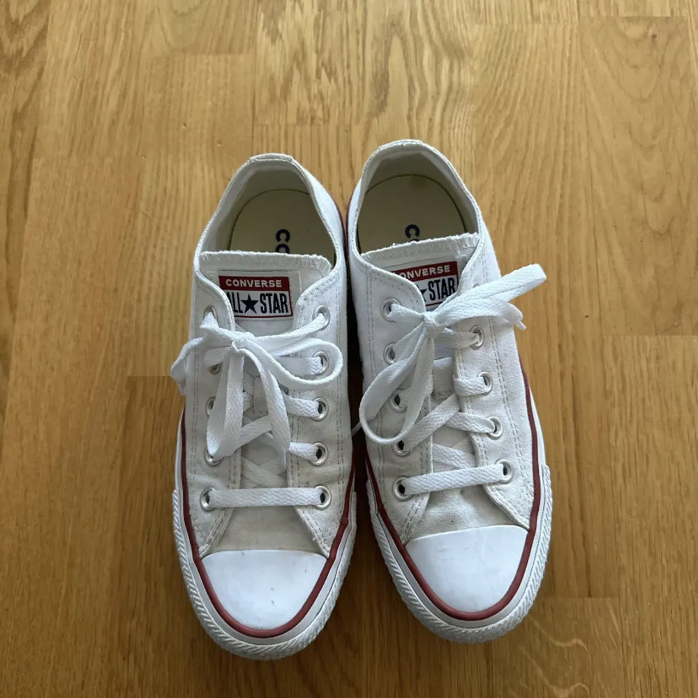 Säljer ett par fina låga vita converse. Använda fåtal gånger, men har några små smutsfläckar som är svårare att få bort(se bilder), fint skick för övrigt, inga slitningar eller liknande. Storlek: 36,5. Nypris: 679kr. Säljer för: 425kr. . Skor.