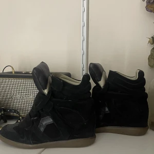 Isabel marant sneakers - INTRESSEKOLL på mina bekett sneakers från isabel marant i mocka!! Osäker på fall jag vill sälja om jag inte får ett bra pris för dem!💓orginal pris är 5200kr🤗