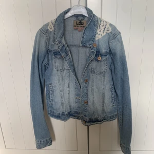 Jeansjacka  - Fint skick. Storlek 170-xs/s tveka inte att kontakta vid fler frågor eller bilder❤️