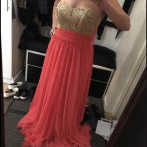 Festklänning  - Klänning i storlek 36-38 då den har snörning där bak. Aldrig använd!