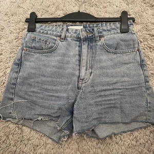 Jeansshorts  - Jeansshorts från h&m i strl 36. Bra skick! 