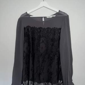 Jättefin blus i skirt material