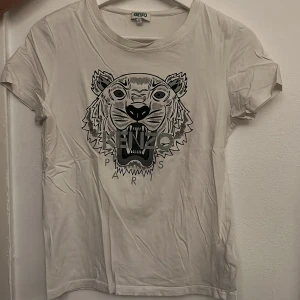 Kenzo t-shirt  - Använd men fint skick. Strl S 