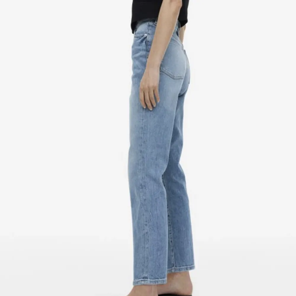 Snygga oanvända mom jeans, i bra skick. Säljer pågrund av storleken (Längd på jeansen 170 cm). Jeans & Byxor.