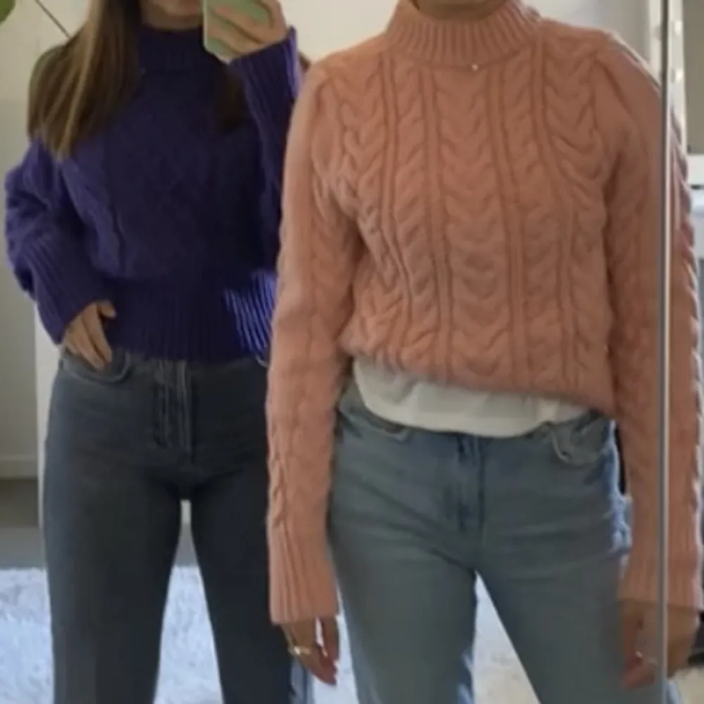 Två tröjor av samma modell i mörklila och rosa från H&M (äldre bild). Knappt använda så i nyskick. Väldigt tjocka och härliga för vintern! (Priset är styckpris.). Stickat.