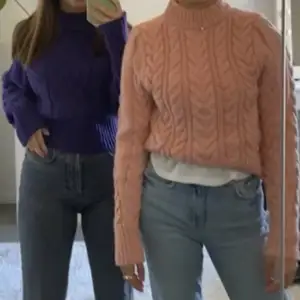 Två tröjor av samma modell i mörklila och rosa från H&M (äldre bild). Knappt använda så i nyskick. Väldigt tjocka och härliga för vintern! (Priset är styckpris.)