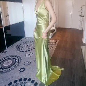 Väldigt fin grön silk klänning!  - Backless, v-ringad, maxi silkklänning. Använd men helt ny. Säljer för att den är lite för stor på mig. Jag är helt öppen för att diskutera priset! 😁