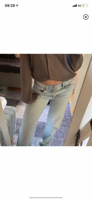 Lågmidjade jeans  - Säljer mina as snygga ljusa Lågmidjade jeans från Zara. Perfekt färg passar 160-170 cm. Bra skick