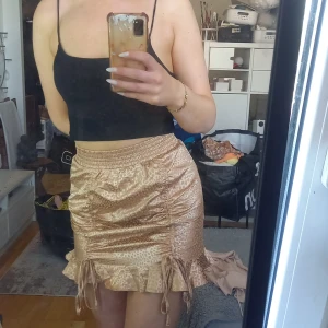 Guld kjol ( lepoard mönster) - Kjol med snörning framtill, du kan justera längden en del.