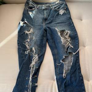 Snygga MOM jeans med massa gigantiska säkerhetsnålar. Väldigt cool och ger en ganska ”rockig” känsla. Det går att ta ut nålarna. Tryck inte på ”köp nu”