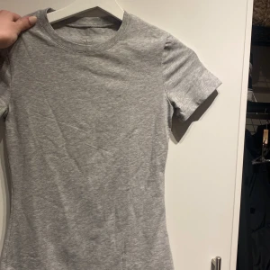 Intimissimi t shirt - Säljer denna skitsnygga t shirten från intimissimi som sitter så smickrande på kroppen, köpte den men ångrade mig därför jag säljer 