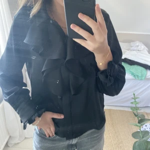 Svart blus  - Svart blus med volanger! Helt ny med prislappen kvar. Sälja för jag tappade bort kvittot🥰🫠nypris 359 kr 