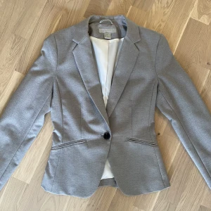 Grå kavaj - Kavaj från H&M. Strl 34, bra skick.