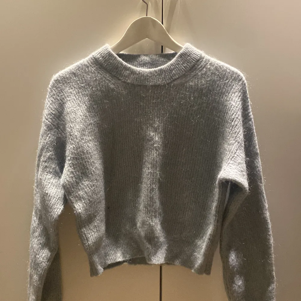 Säljer denna jättefina stickade tröjan från Lindex då den är för liten för mig💝köpt för nåt år sedan men är i superfint skick!❣️skriv privat för fler bilder eller intresse💞(priset kan såklart diskuteras!🥰). Stickat.