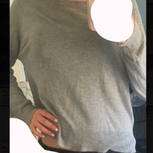 Långärmad tröja - Super fin grå långärmad tröja med slits på sidan, från zara, använt 1 gång       Frakt tillkommer 💕