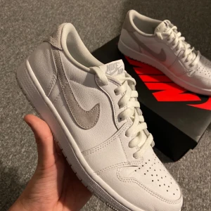 Jordan 1 low storlek 42.5 - Jordan 1 low i storlek 42.5. Skick som nästan nya. Gråa extrasnören hänger med. 