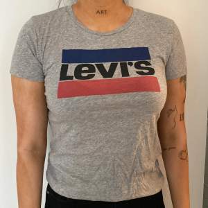 En t-shirt från Levis, använd men bra skick. Äkta.