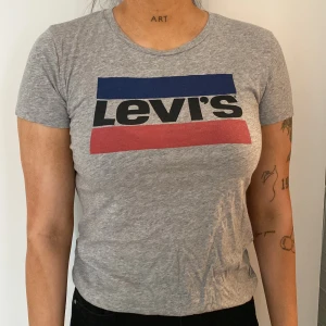Levis T-shirt  - En t-shirt från Levis, använd men bra skick. Äkta.