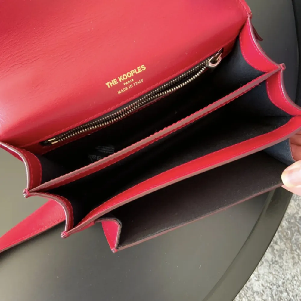 Wonderful handbag from The Kooples, red leather with high quality  A small defect but invisible when the zip is on    Dimensions : H 15 cm x L 21 cm x P 9 cm. Väskor.