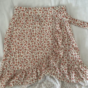 blommig kjol  - blommig kjol från gina tricot  