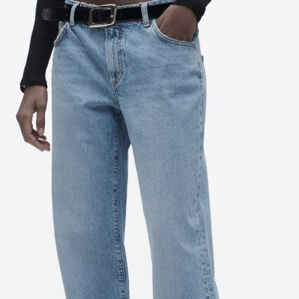 Säljer ett par så fina jeans från zara. Oanvända, och måste tyvärr sälja pga fel storlek. . Jeans & Byxor.