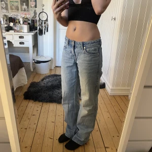 Lågmidjade blåa Straight leg jeans - Använda ett fåtal gånger! (Nypris 600)