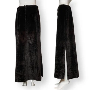 Mörkbrun maxikjol - Mörkbrun maxikjol i fint skick. Prislappen har klippts av. Vet ej märket. Liknar velvet. Dockan använder storlek XS. Kjolen slutar precis under hennes navel. Slits på båda sidorna. ⚠️ MÅTT: Midjebredd 37cm & längd 93cm 