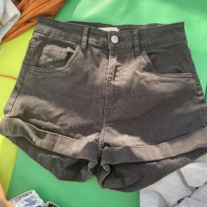 Shorts  - Shorts från hm i storlek 36 i bra skick. 
