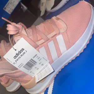 Helt nya adidas skor  - Helt nya adidas skor i storlek 37 1/3.