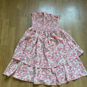 Klänning - Jätte söt sommar klänning i blommigt mönster. I bra skick och köptes förra sommaren. I storlek M/L