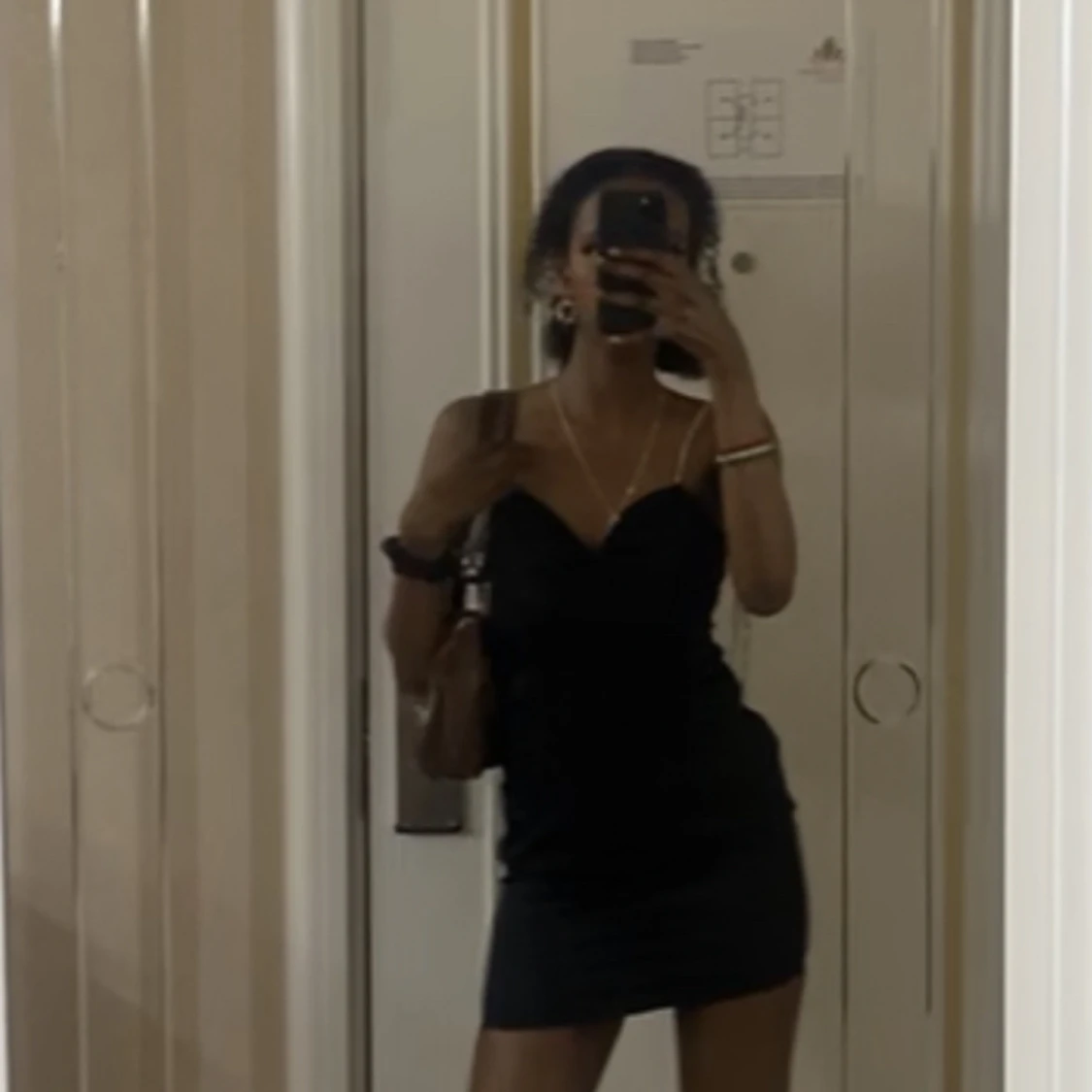 Svart miniklänning (satin med korsett - 91