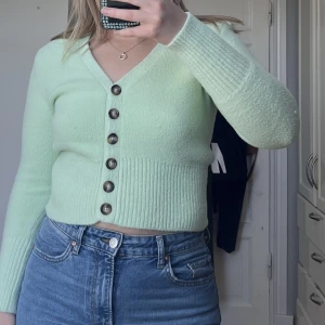 Mint grön tröja - Säljer nu min superfina gröna tröja från zara, älskar den men kommer tyvärr inte till användning. Super fin på våren och sommaren💚 Inga defekter eller liknande, som ny