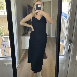 Silkes klänning - En svart silkes klänning! Passar en S/M🤍