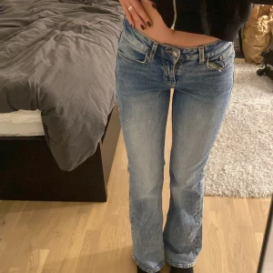 Bootcut jeans - Lågmidjade jeans. Säljer för jag inte använder dom! Är 166 sitter perfekt på mig! Använda typ 3 ggr 