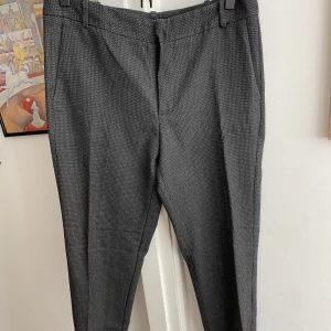 Kostymbyxa från zara - Något lägre i midjan. Något smalare om vaden. 