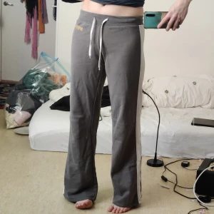 Mjukisar - Ett par snygga lågmidjade mjukisar från 2000-talet! Jag på bilden har 38 på underdelar och är 170cm. Fläckiga (se inringningar på bild 3) och lite noppriga. Ingen mer info eller bilder. Vinnande bud betalar med köp nu 