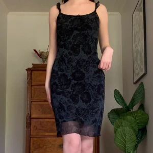 Blommig klänning - Svart midiklänning i blommönster och med gulliga axelband, från märket Clockhouse! 🦋