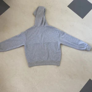 Grå Hoddie - Okej skick, mycket tro fast och använd hoddie
