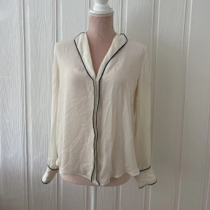 Blus - Zara - Populär blus från Zara i riktigt bra skick. 