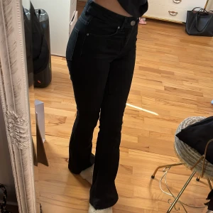 Utsvängda jeans - Utsvängda jeans ifrån bilboku