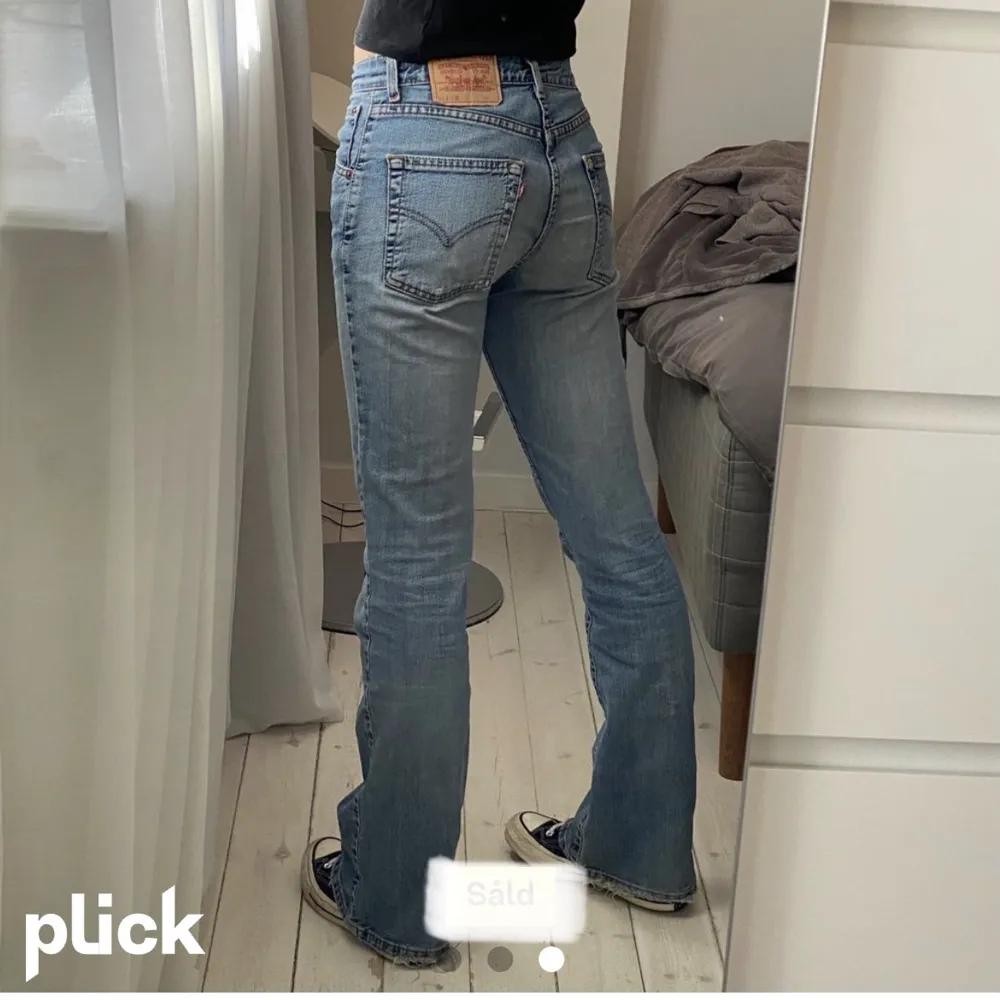 lågmidjade utsvängda jeans från levis! modellen heter 525 och storleken är 27' i midjan & 33' i innerbenslängd💞 . Jeans & Byxor.