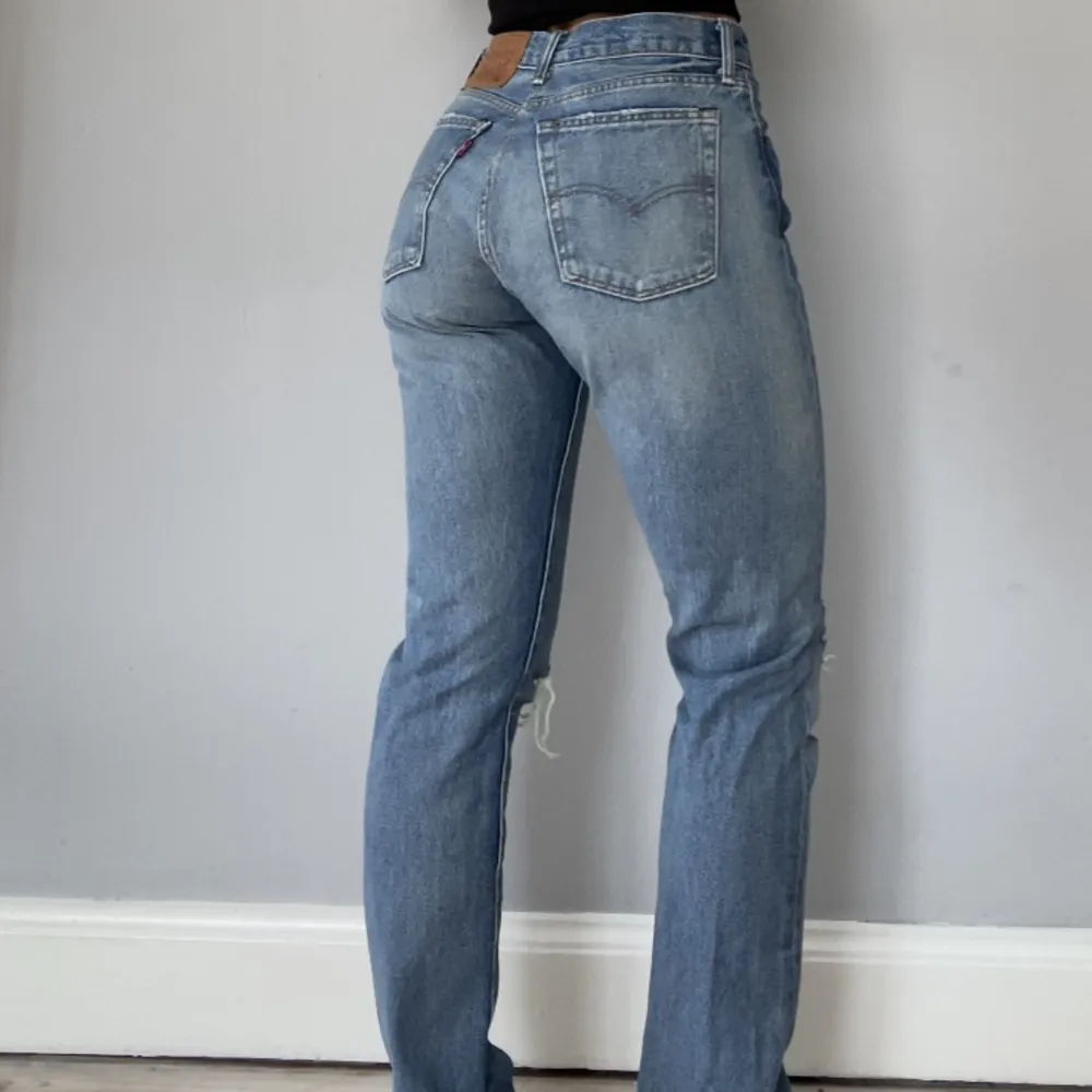 Levis 505 jeans, orginal storlek 30x32 men har tagit in midjan till 27/28 hos sömmerska. Knappt använda. Nypris 1000:-. Jeans & Byxor.