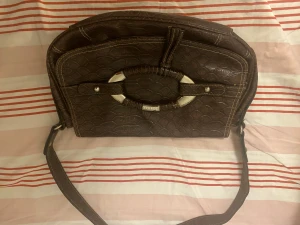 Brun skinnväska - Se bilder. Lagom stort