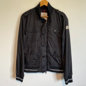 Moncler Delonix - Moncler Delonix vårjacka Storlek 3 sitter som s/m Nypris runt 7000kr Otroligt skick, som ny.