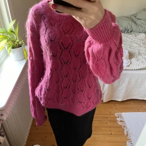 Stickad tröja  - Säljer denna jätte fina stickade tröjan som är lite ”genomskinlig”💕💕💕💕Skriv om du har frågor🙏🏽