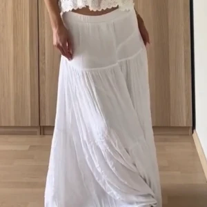 Vit lång kjol Stradivarius - Vit lång kjol från Stradivarius, storlek XS. Slutsåld på de flesta ställen💗endast seriösa bud tas emot, helt oanvänd i plastförpackningen den kom i. Köp direkt för 500 + frakt