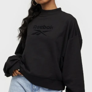Reebok sweatshirt - Svart tröja från Reebok i strl S, köpt från Nelly för 579kr. Använd ca 2 gånger. 🖤