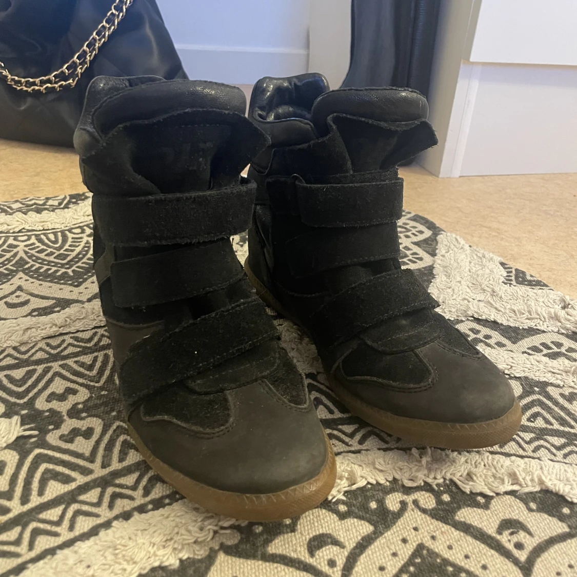 Isabell markant skor - 91